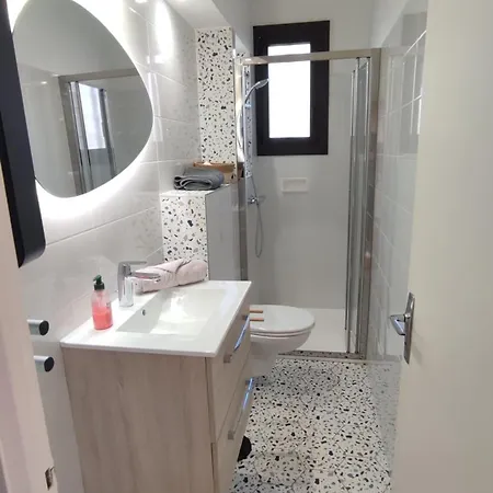 Au Faubourg T2 A 3min Des Plages, Clim, Avec Petit Parking Apartament