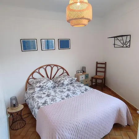 Au Faubourg T2 A 3min Des Plages, Clim, Avec Petit Parking Apartment