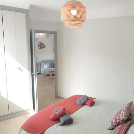 Au Faubourg T2 A 3min Des Plages, Clim, Avec Petit Parking Apartment