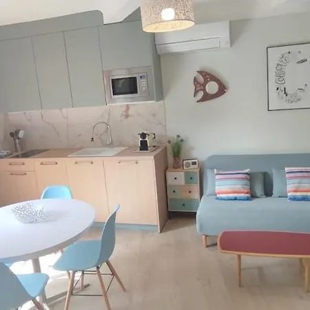 Au Faubourg T2 A 3min Des Plages, Clim, Avec Petit Parking Apartment