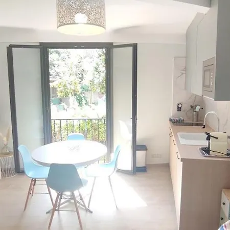 Au Faubourg T2 A 3min Des Plages, Clim, Avec Petit Parking *